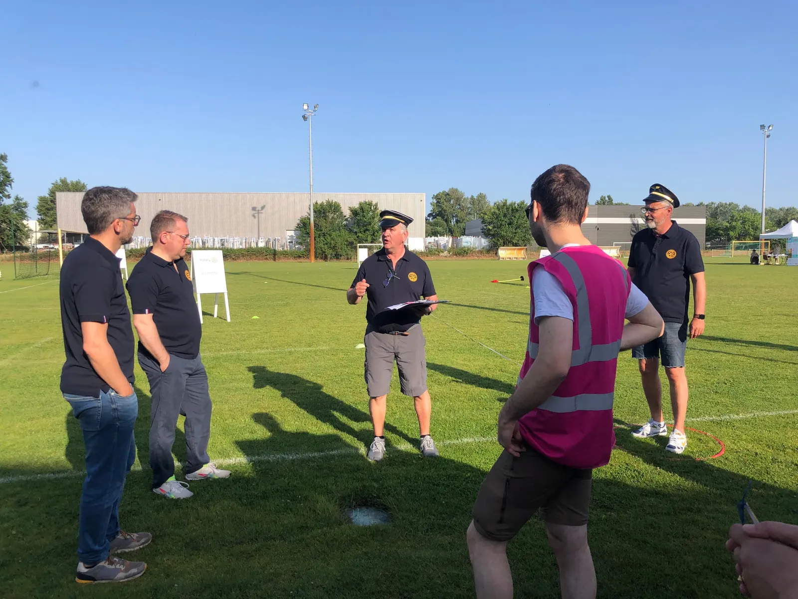 Briefing des bénévoles du Rotary sur la zone de lancer, édition 2023