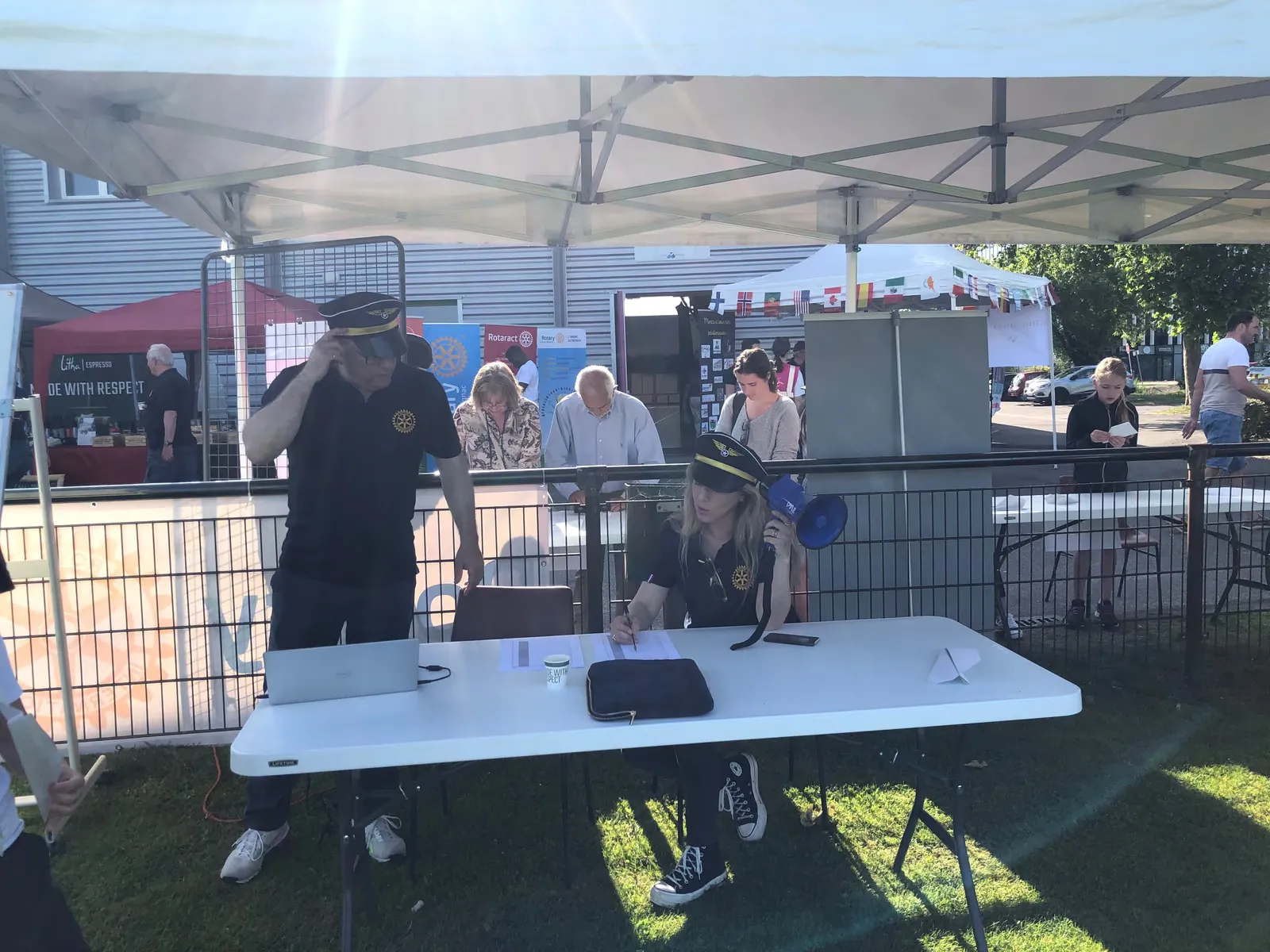 Le stand d'accueil et d'inscription sous le barnum, édition 2023