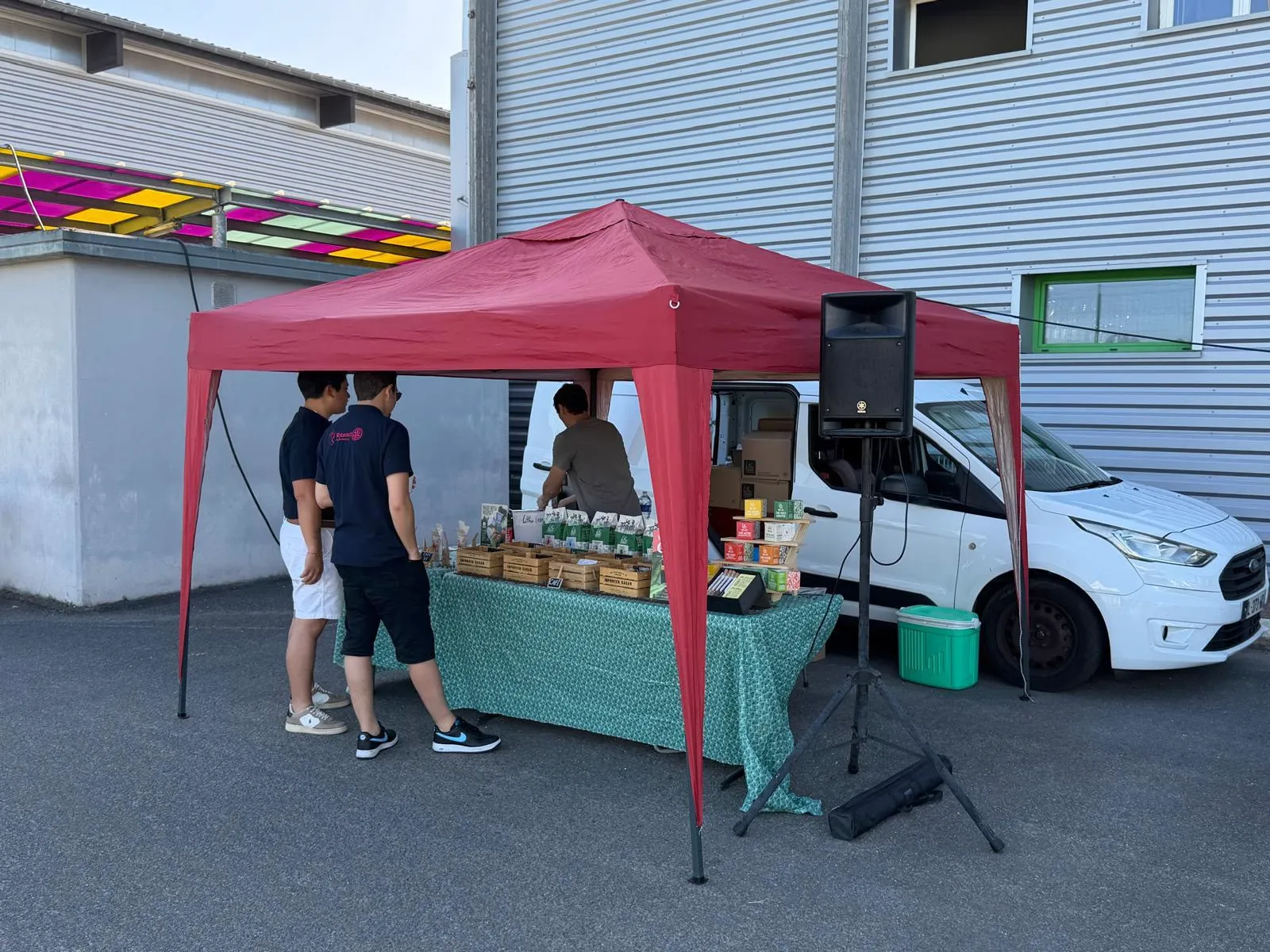 Stand de confiseries et boissons à l'entrée de l'événement, édition 2026