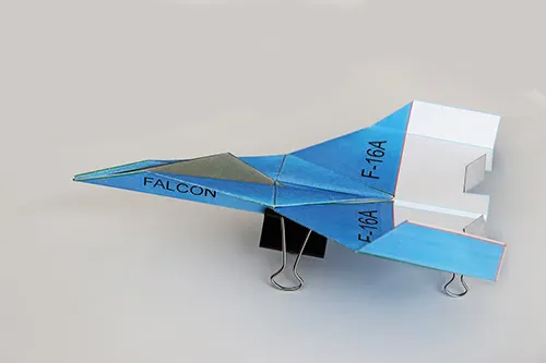 Le F-16 en papier terminé, réplique de chasseur à aile delta vue de profil