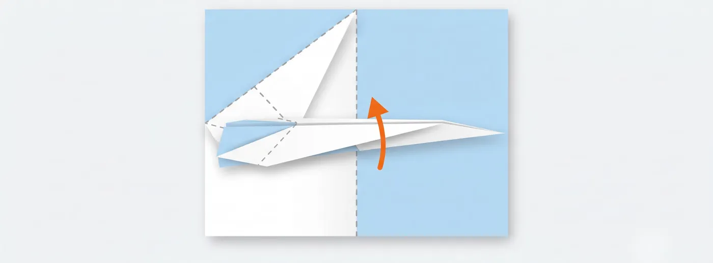 Étape 6 — plier l'avion en deux, plis à l'intérieur