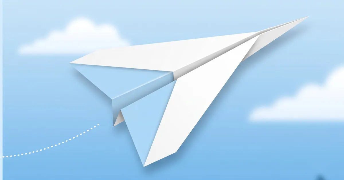 L'Intercepteur, avion en papier de compétition aux ailes en flèche, en vol dans un ciel bleu
